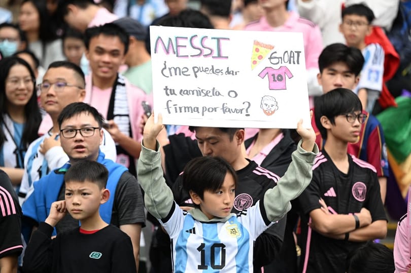 A kispadon maradt Messi, 40 ezer dühös hongkongi szurkoló fütyülte ki David Beckhamet