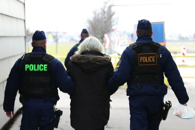 Így adták át a magyar rendőröknek az M5-ösön lövöldöző férfit – videó