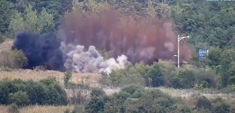 Felrobbantotta Észak-Korea a délre vezető utakat a demilitarizált övezetben
