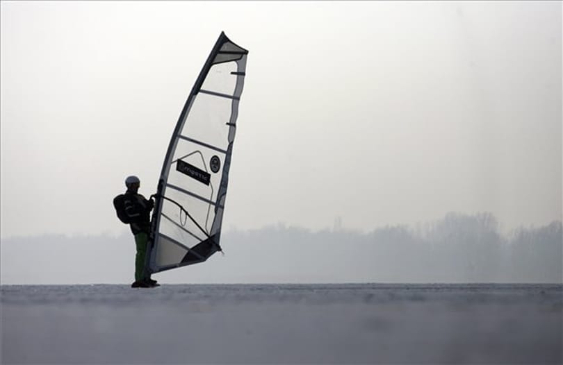 Melegszik az idő: meddig bírja a Balaton jege?