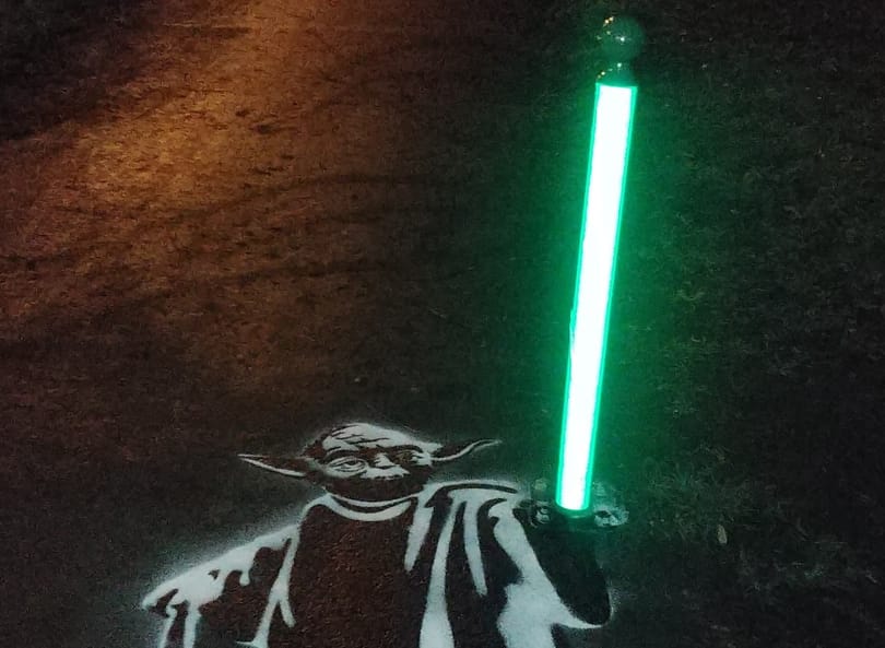A Kutyapárt megoldotta: Yoda fénykardja segíti az éjszaka bringázókat Szegeden