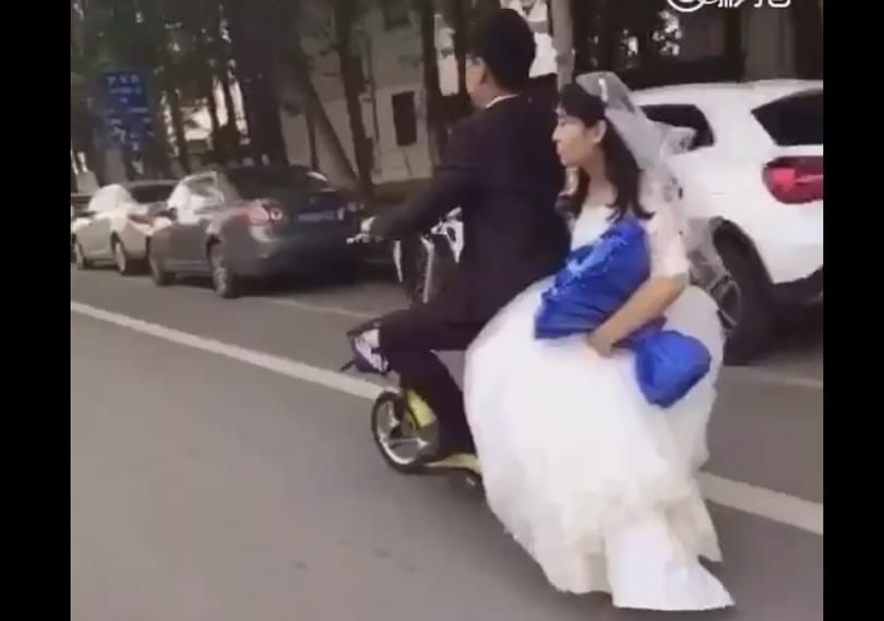 Motorozni indult a kínai jegyespár, nem lett jó vége – videó