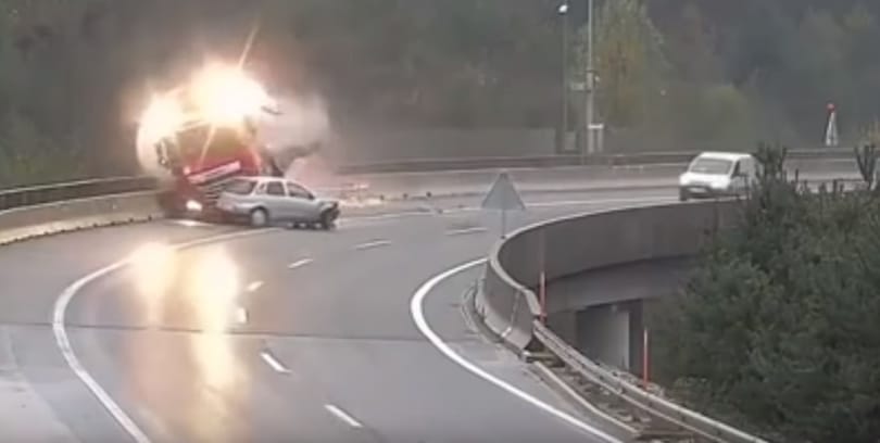 Videóra vették, ahogy a mélybe zuhan egy magyar kamionos Szlovéniában