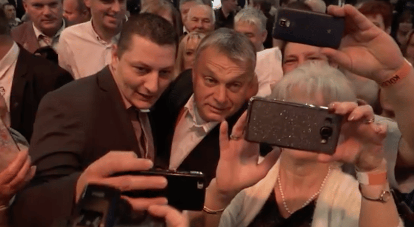 Így szelfiztek Orbánnal a küldöttek