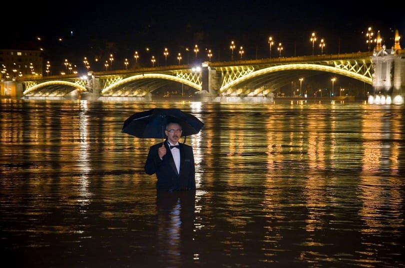 Kiderült, mit keresett a Dunában az esernyős férfi