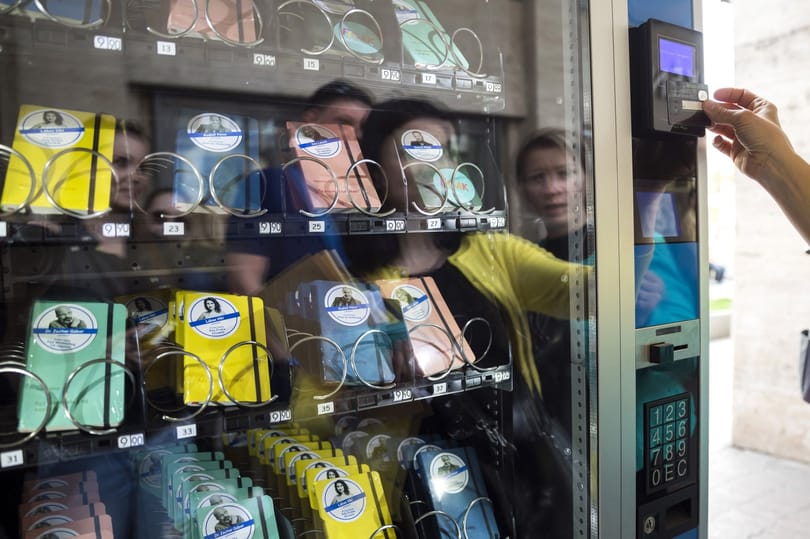 Visszakerült a POKET zsebkönyveket árusító automata a Madách térre