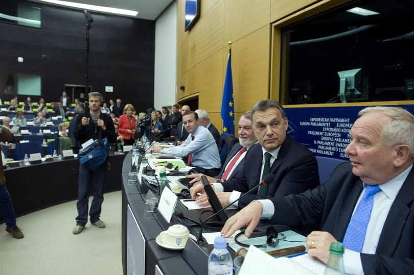 Orbán Barrosóra és Redingre mutogatva védekezett Strasbourgban