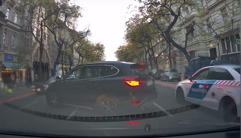 A rendőrök orra előtt szabálytalankodott a BMW-s az Andrássy úton – videó