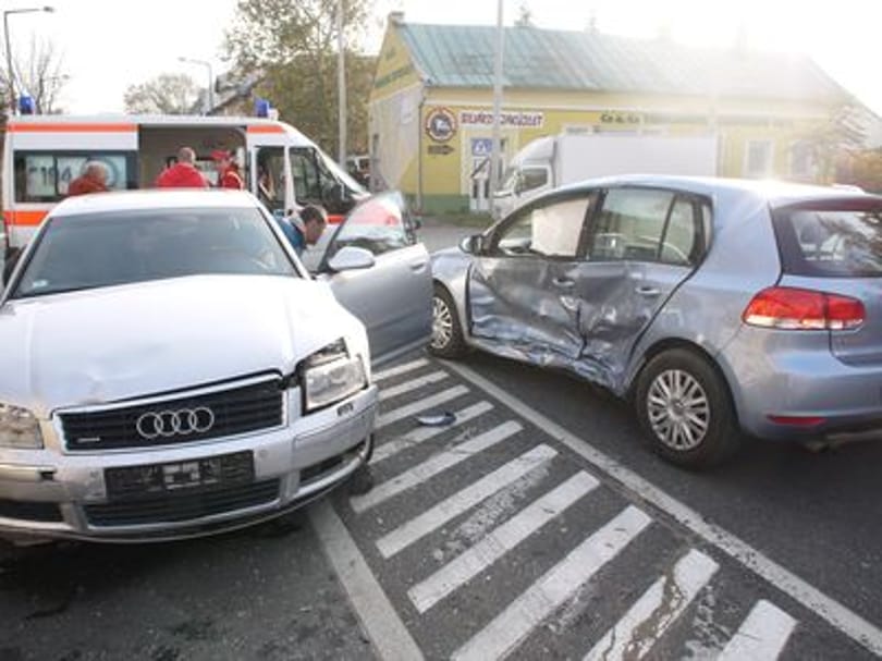 Összetörte az Audi a szabálytalan Volkswagent - fotók