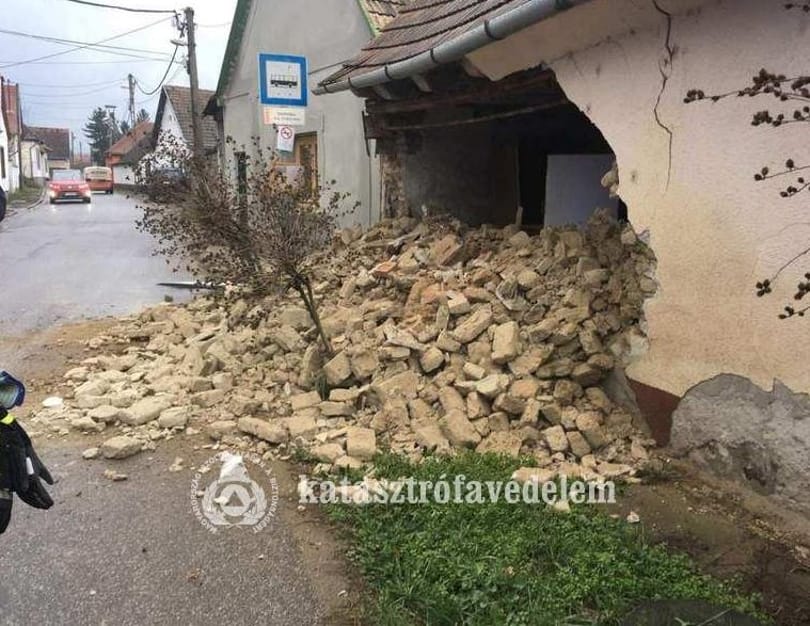 Buszmegállóra dőlt egy ház oldala Tahitótfaluban