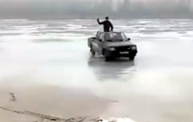 Van, aki már a Duna jegén autózik – videó
