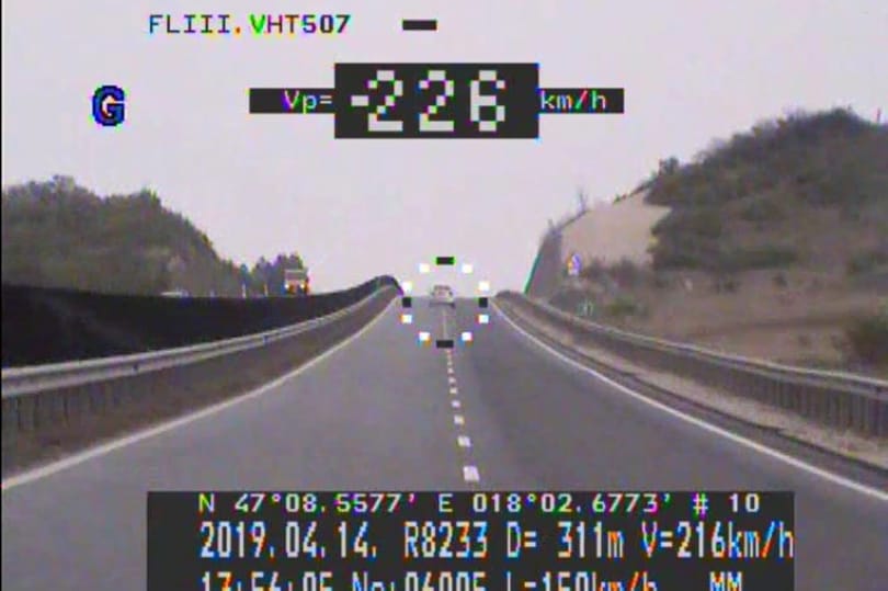 Nem volt jogosítványa, 110 helyett 226-al száguldozott