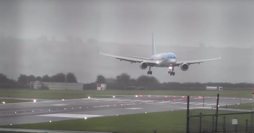 Videó: Nagyot küzdött a pilóta, de végül csak letette a gépet a 75 km/h-s oldalszélben