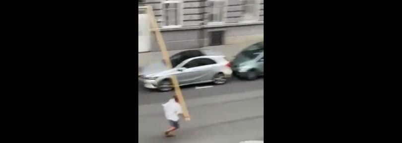 Elkapták a deszkával fenyegetőző férfit a józsefvárosi rendőrök