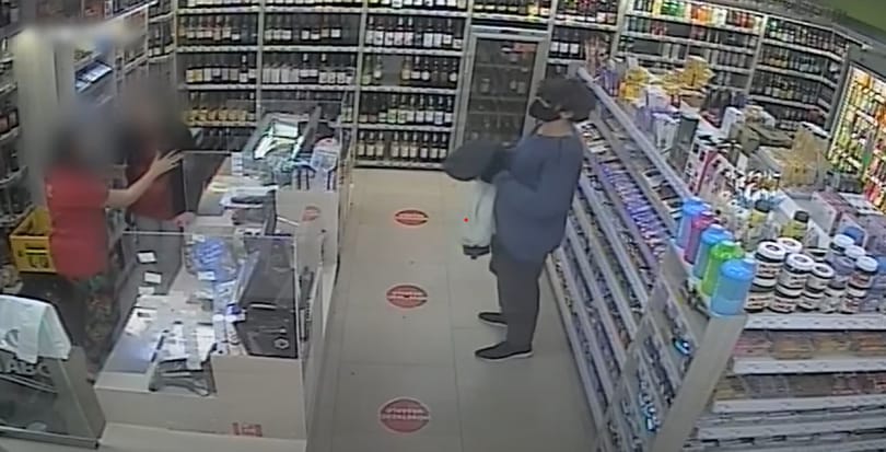Szájmaszkos férfi rabolt ki késsel egy éjjel-nappalit a Baross utcában