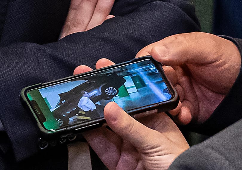 Kinevették a képviselők a parlamenti mélygarázsban pórul járt autóst, pedig nem is ő hibázott