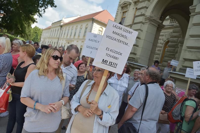Tüntetők várták Lázárt a hódmezővásárhelyi közgyűlésben - videó