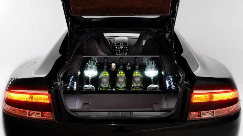 Pezsgősszekrényt építettek az Aston Martin Rapide S-be