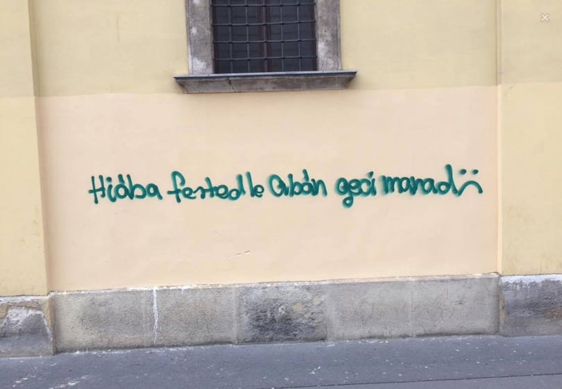 Fotó: nem tágít az ismeretlen Orbán-graffitiző