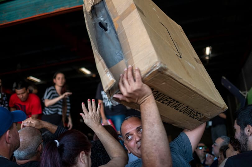 Visszatartott segélyszállítmányokra bukkantak a helyiek egy Puerto Rico-i raktárban