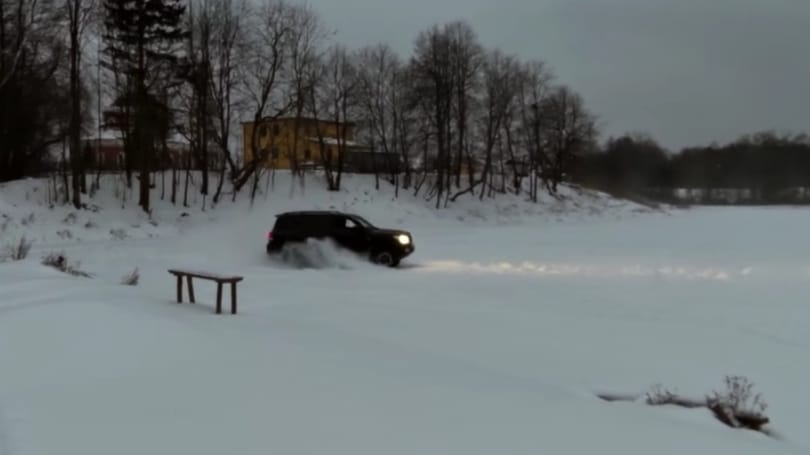 Befagyott tavon driftelt a Toyotával, nagyon nem kellett volna – videó
