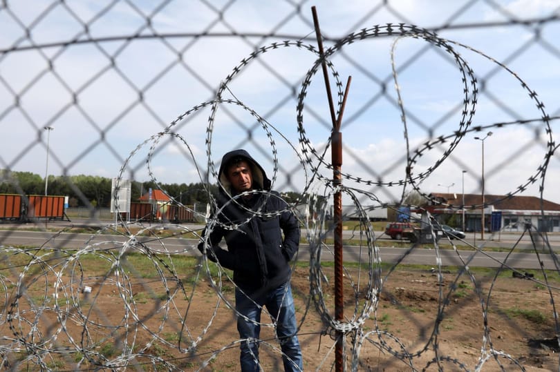 Gulyás repülővel szállítaná a migránsokat Brüsszelbe, ez nem pont embercsempészet?