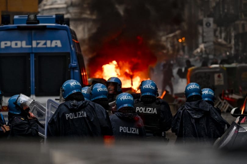 Felgyújtott redőrautó, székkel megdobált rendőrök - Már a BL-nyolcaddöntő előtt balhé volt Nápolyban