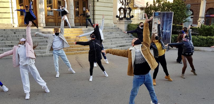 Együtt a színházért: Wolf Kati dalára, szolidaritásból táncolnak a pesti utcákon