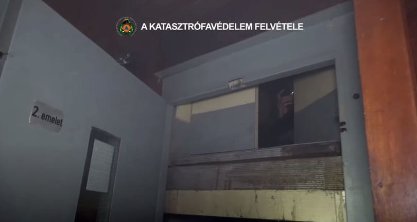 Videó: Égő társasház liftjébe ragadt egy fiatal Terézvárosban