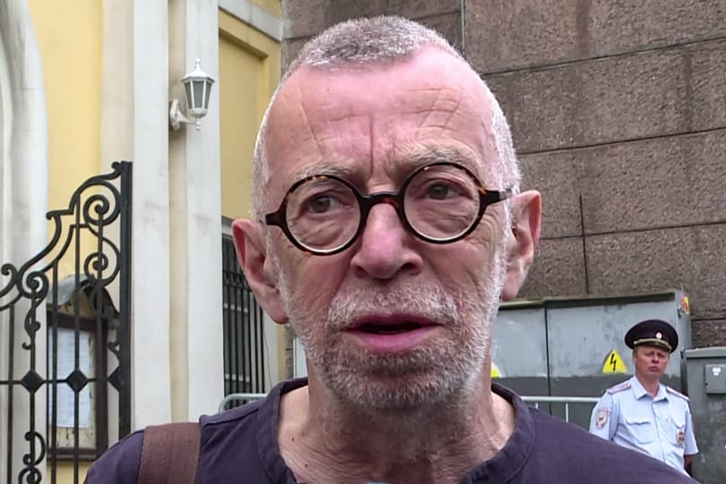Meghalt a Putyin ellen tüntető orosz költő, akit hétfőn ütött el egy autó