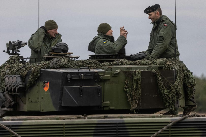 Német védelmi miniszter: Ukrajna 300 harckocsit kaphat Nyugatról