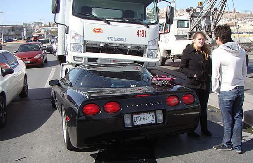 Teherautó alá fúródott egy Corvette Mexikóban - fotó