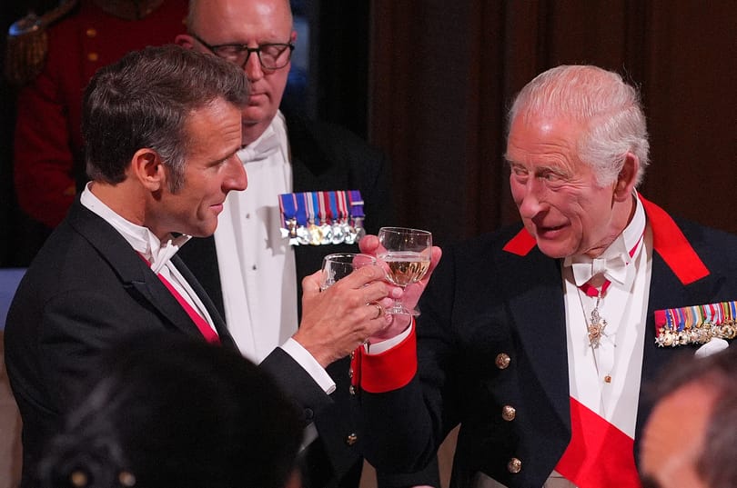 A brit királyi család Elton Johnt és Mick Jaggert is meghívta Macron fogadására – képek