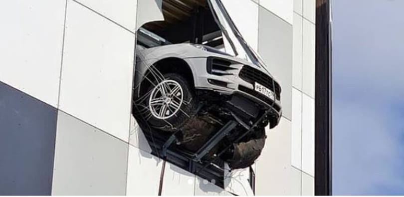 Kis híján lezuhant egy orosz jéghokis Porschéja egy parkolóház harmadik emeletéről