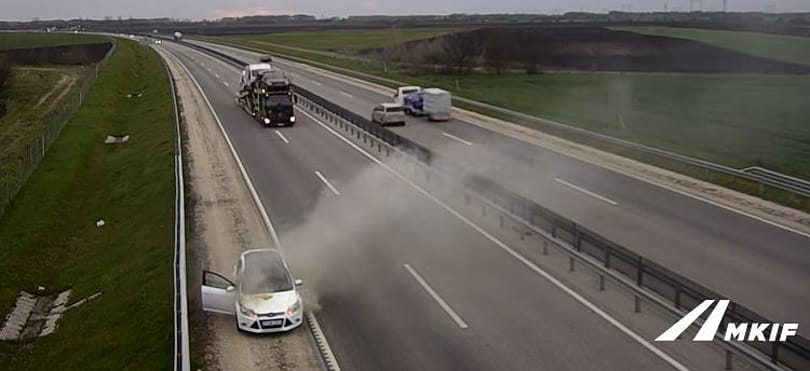 Kigyulladt egy autó az M4-esen, azok sem álltak meg, akiknél kötelezően van tűzoltó készülék – videó