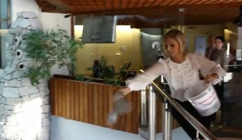 Pénzszórás a medencébe: kiváló marketingfogás vagy őrültség? (videó)