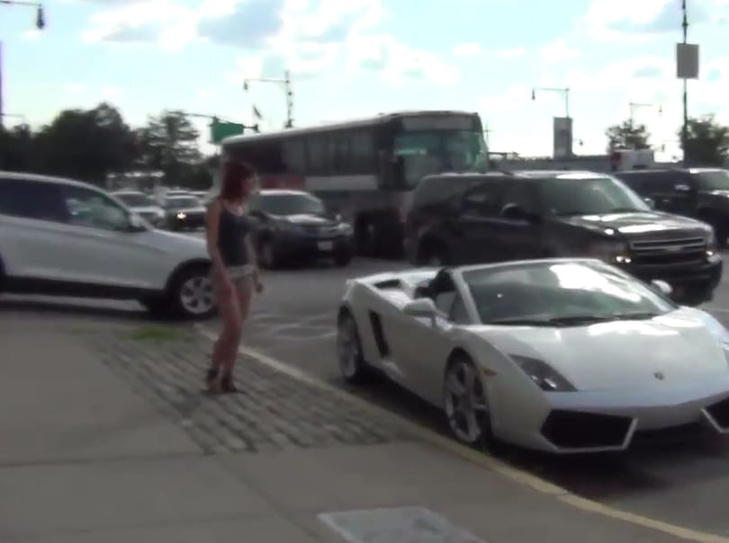 Ennyire könnyű felcsípni egy nőt egy Lamborghinivel – videó