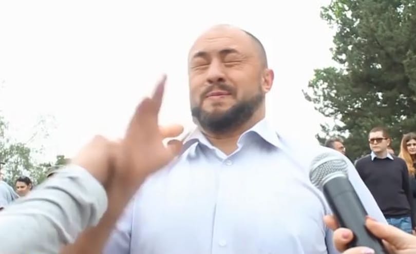 Műpéniszt tartottak az interjút adó politikus elé, de résen volt (videó)