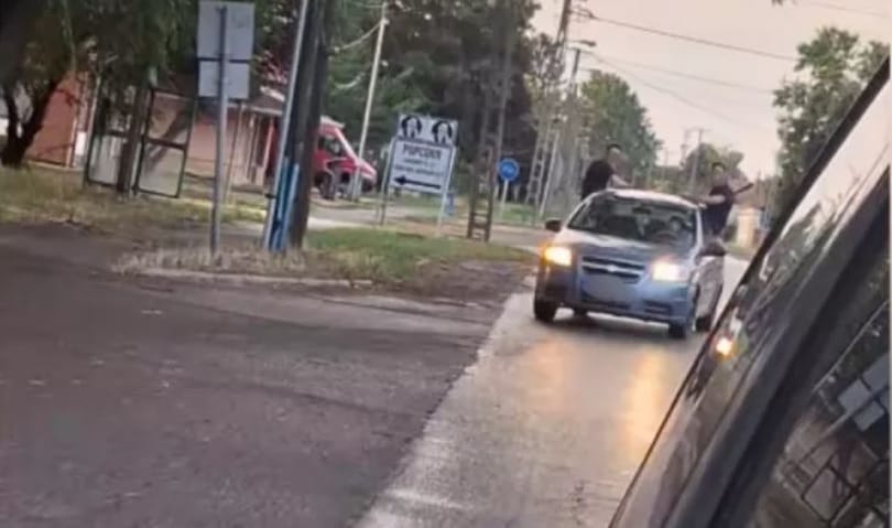 Ablakban ülve autózott két fiatal, rendőrségi ügy lett belőle (videóval)
