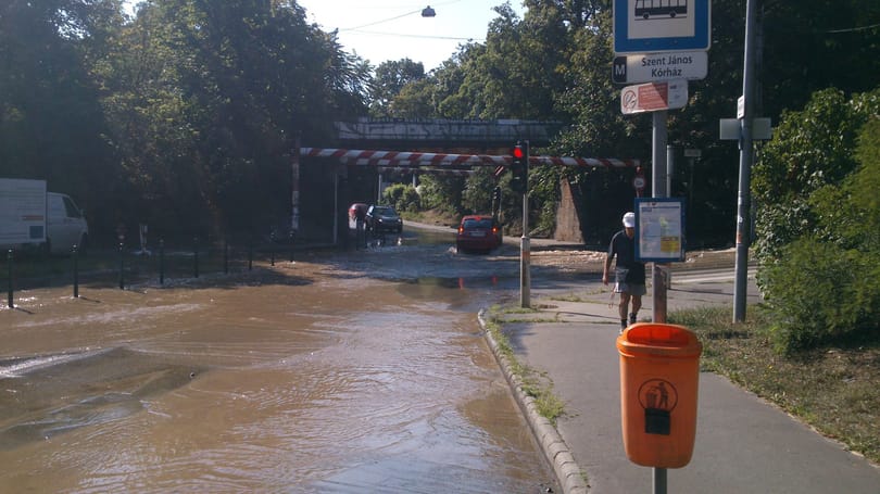 Fotók: Csőtörés van, áll a víz a Diós ároknál