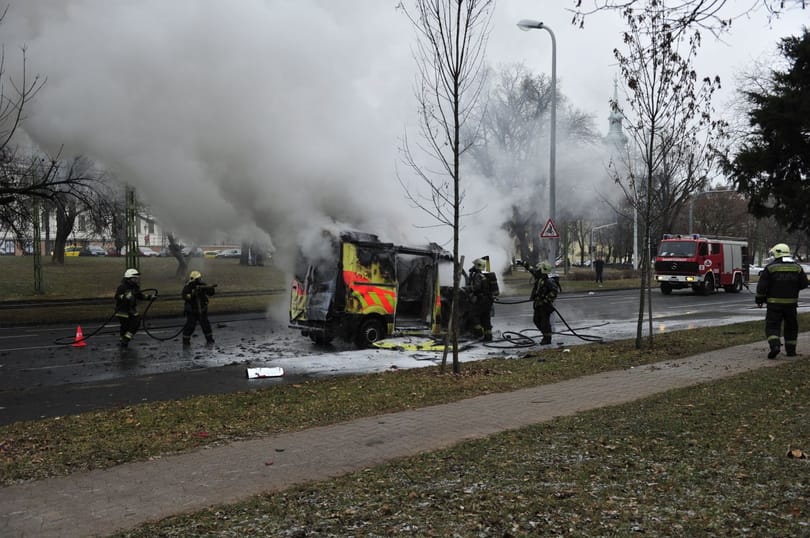 Teljesen kiégett egy mentőautó a fővárosban - képek