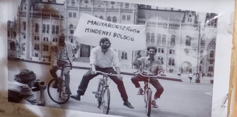 Időutazásra viszi, majd önmagával szembesíti Orbán Viktort új klipjében egy magyar zenekar