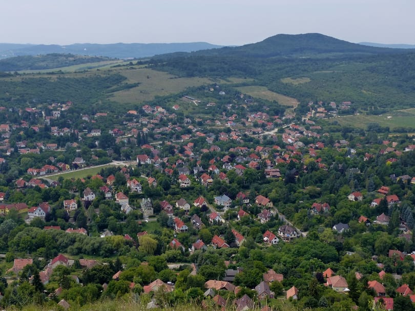Piknikpavilon és grill-sörkert is épülne Csobánka ősfás területére