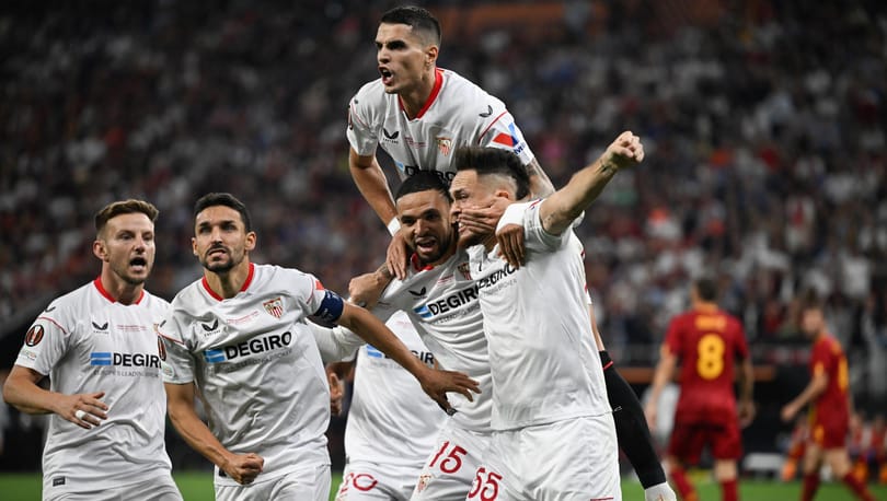 A megdöbbent utasok végignézték, ahogyan a Sevilla csapata felmasírozik a gépükre és elrepül vele