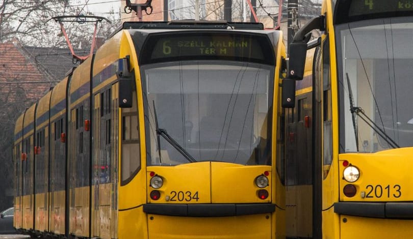 Autóval ütközött egy villamos a 4-es, 6-os vonalán