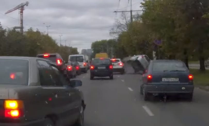 Ezért kell sávváltás előtt mindig belenézni a tükörbe – videó