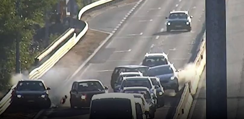 Videó: Dominószerűen törte össze egymást nyolc autó az M51-esen