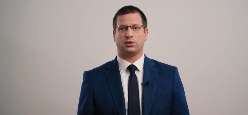 Gerincműtéten esett át Gulyás Gergely, újra kellett tanulnia járni