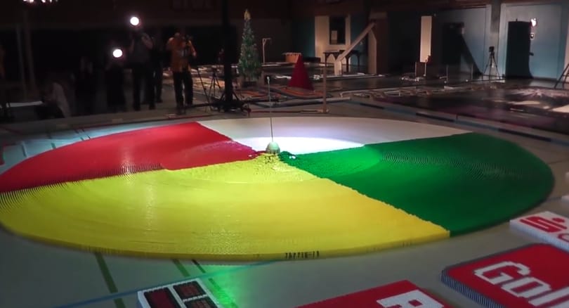 Amikor ötvenezer dominó közé dobnak bombát - videó