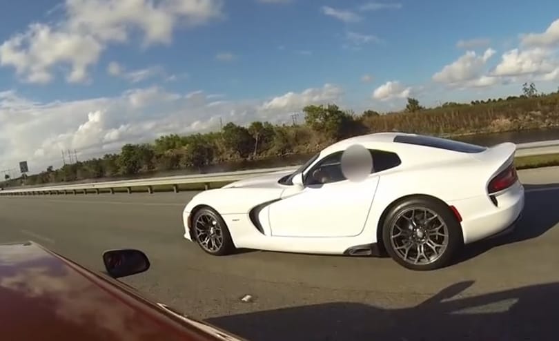 Videó: autópályán csatázott a McLaren és az új Viper